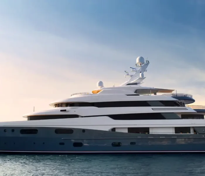 How many people can be accommodated according to yacht types