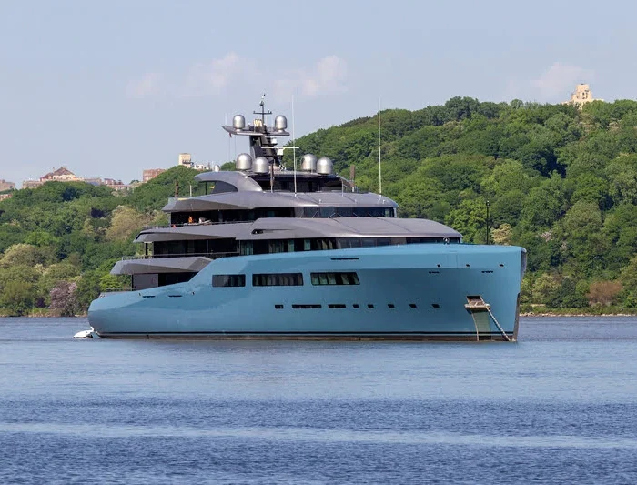 Aviva yacht